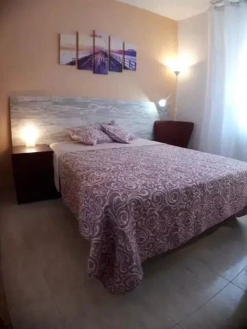 Schlafzimmer; fliesenboden, tageslicht