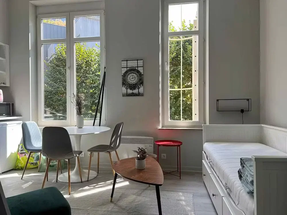 Camera da letto; luce naturale, pavimento in legno, pavimento in piastrelle