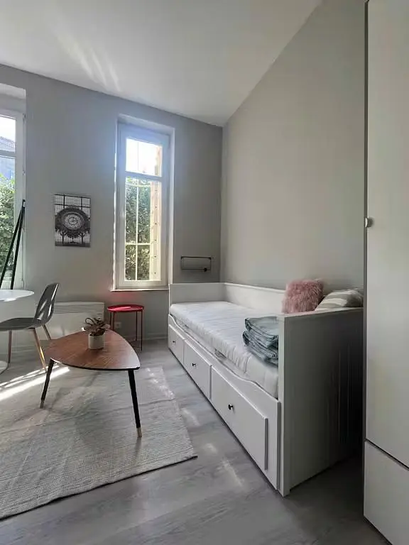 Camera da letto; luce naturale, pavimento in legno