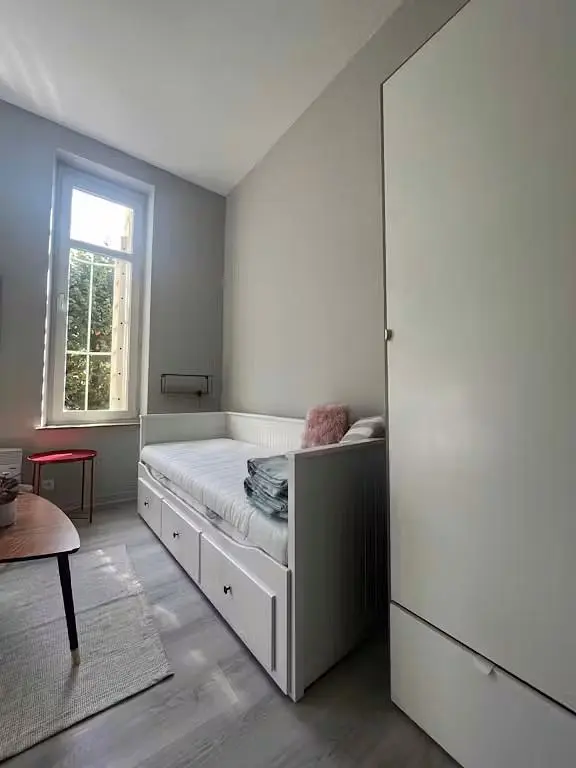 Camera da letto; pavimento in legno, luce naturale