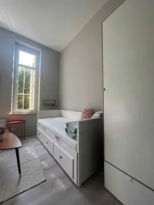 Camera da letto; pavimento in legno, luce naturale