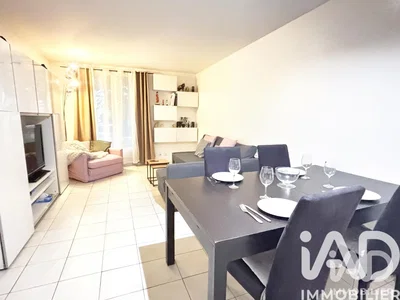 Dnevni boravak; pločice, prirodna svjetlost, moderan stil
