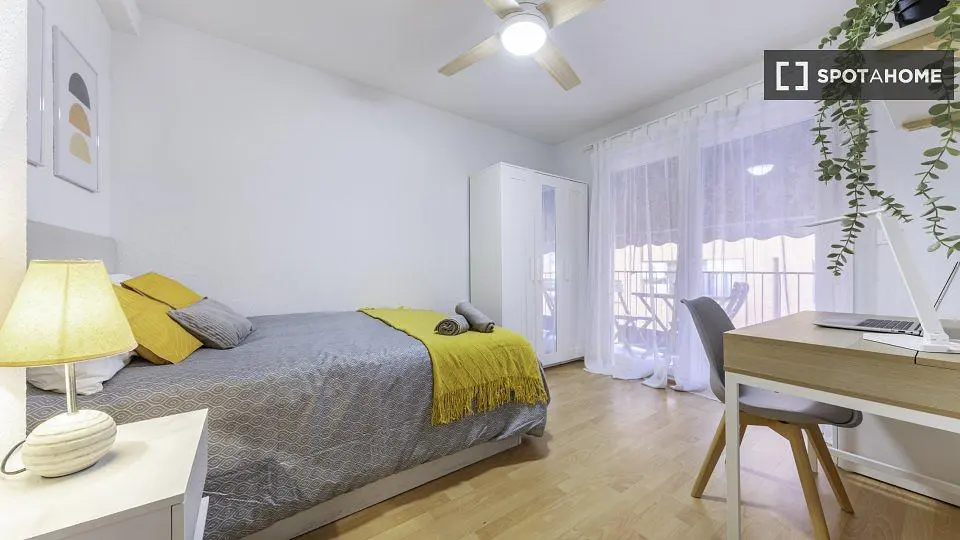 Ložnice; dřevěná podlaha, přirozené světlo, moderní styl