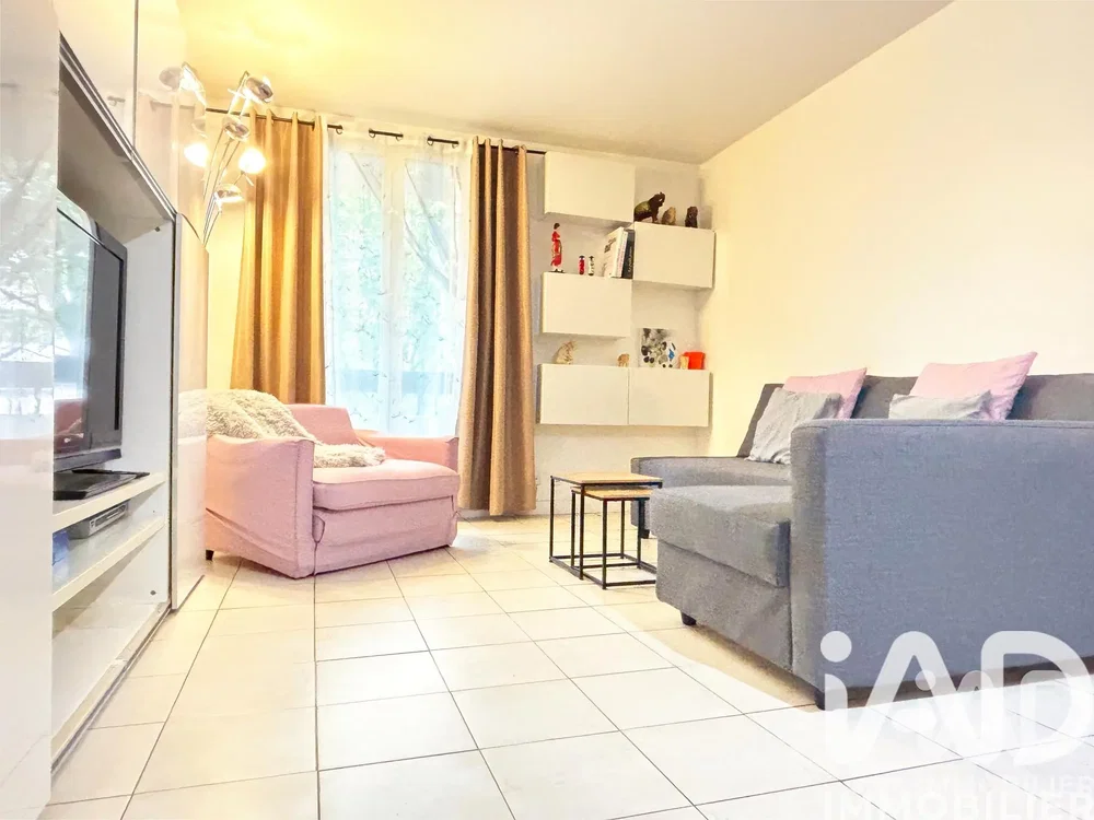 Dnevni boravak; pločice, prirodna svjetlost, moderan stil