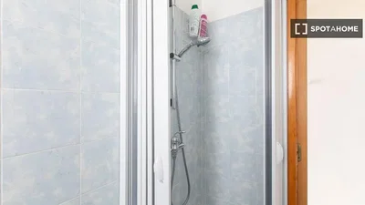 مرحاض; أرضية من البلاط, مجدد, ضوء طبيعي