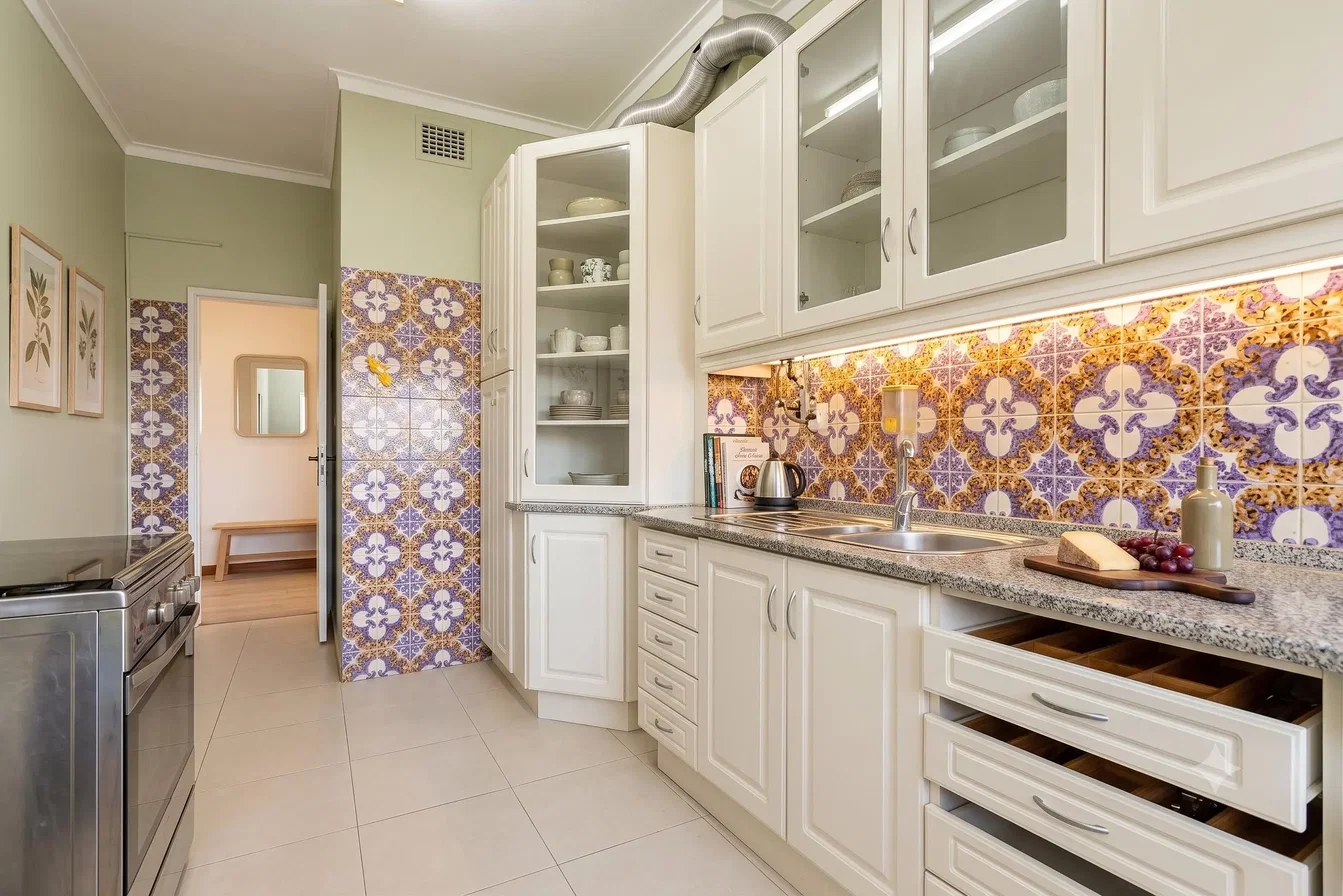 Cuisine; électroménager, carrelage, lumière naturelle