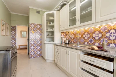 Cuisine; électroménager, carrelage, lumière naturelle
