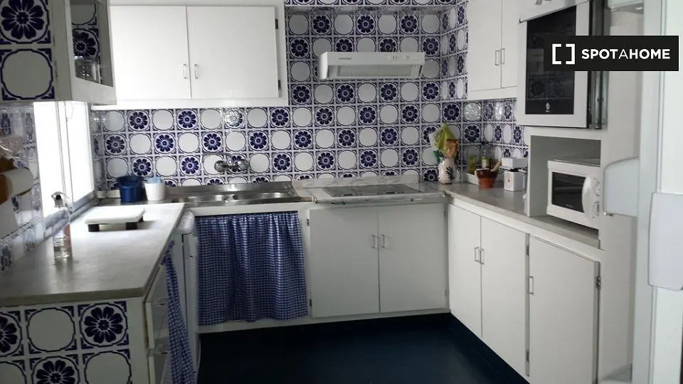 Cuisine; électroménager, carrelage, nécessite rénovation