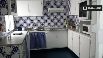 Cuisine; électroménager, carrelage, nécessite rénovation