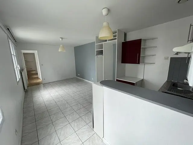 Kuchyně; dlažba, přirozené světlo
