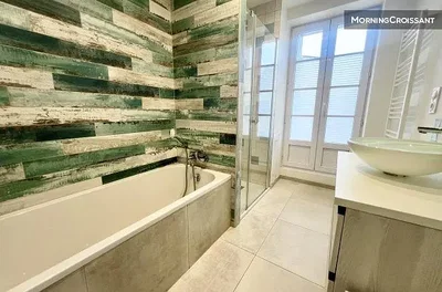 Salle de bain; lumière naturelle, rénové