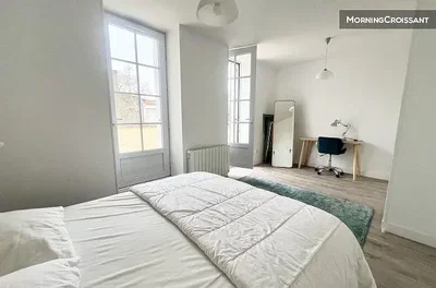 Chambre; lumière naturelle, parquet