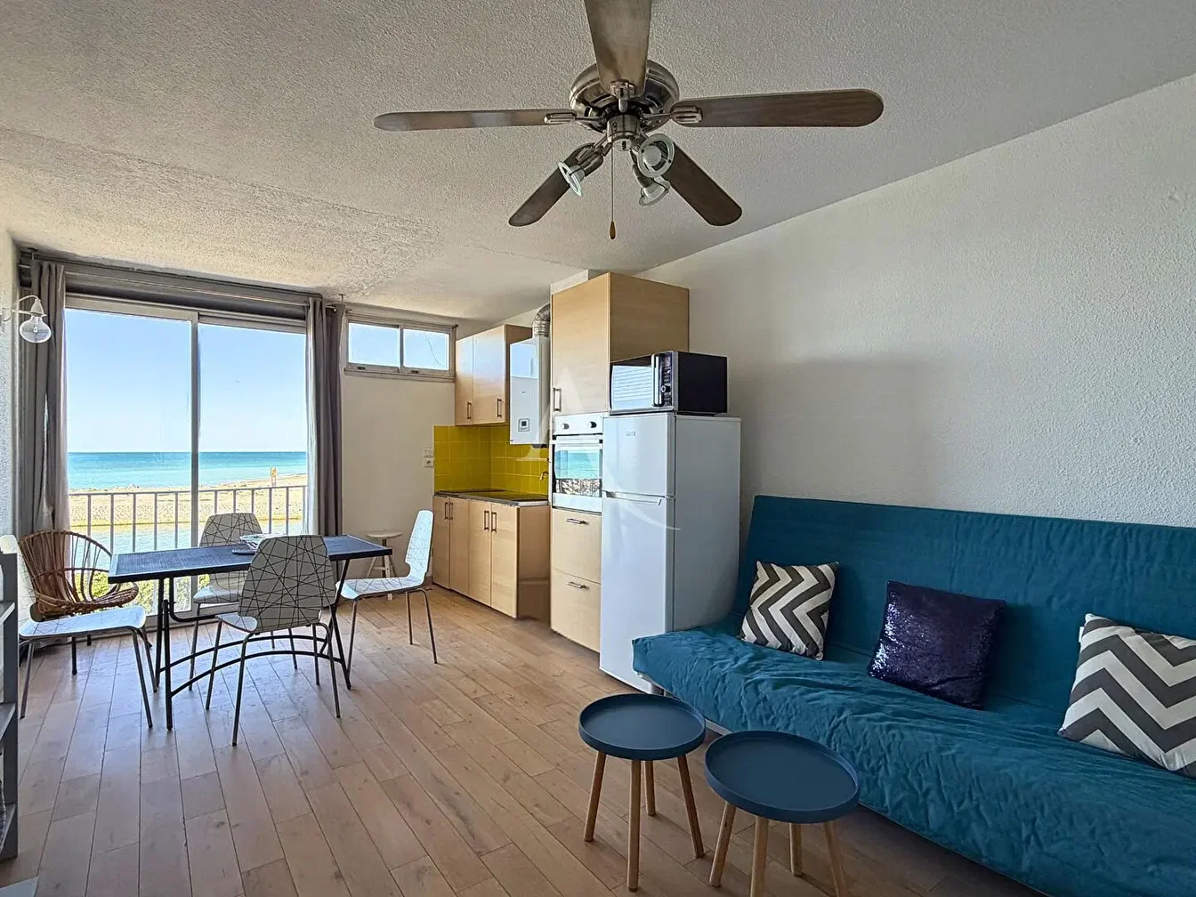 Wohnzimmer; blick, küchengeräte, tageslicht, moderner stil