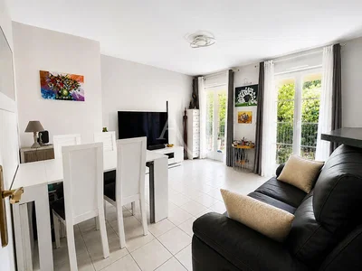 Salon; lumière naturelle, carrelage, style moderne