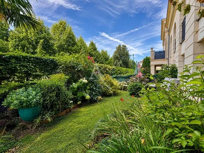 Maison et environs; lumière naturelle, vue