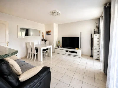 Salon; carrelage, lumière naturelle