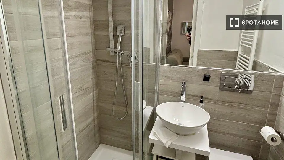 Badezimmer; renoviert, fliesenboden, tageslicht