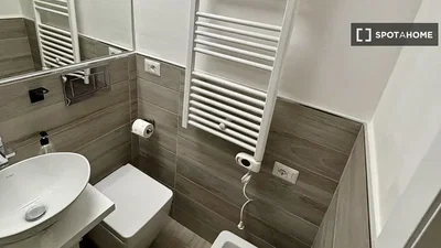 Toilette; fliesenboden, renoviert, tageslicht