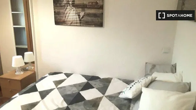 Yatak odası; doğal ışık, modern stil