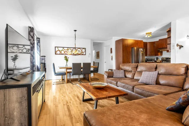 Living room; wood floor, natural light, modern style