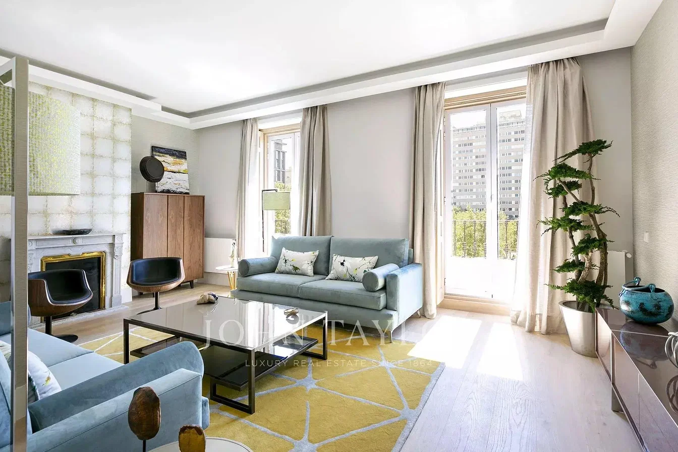 Oturma odası; doğal ışık, şömine, modern stil