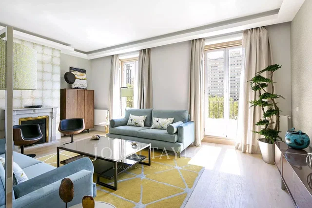 Oturma odası; doğal ışık, şömine, modern stil