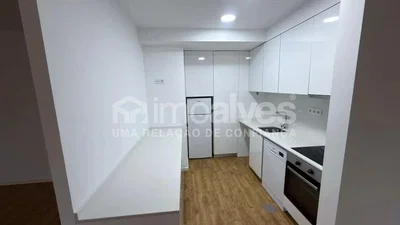 Mutfak; mutfak aletleri, ahşap zemin, doğal ışık