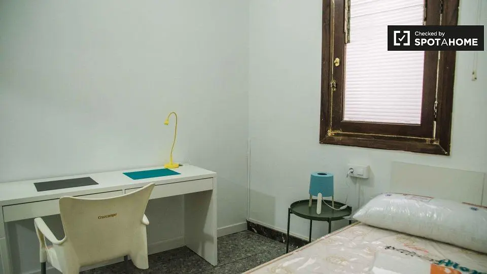 Yatak odası; doğal ışık, tadilat gerekiyor