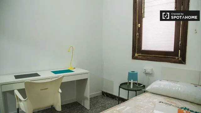 Yatak odası; doğal ışık, tadilat gerekiyor
