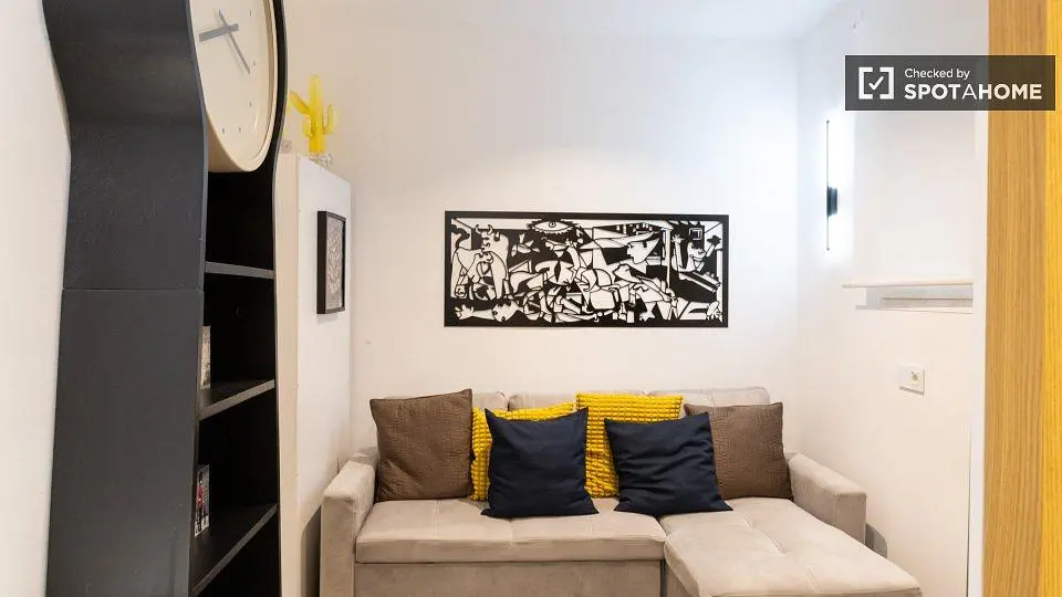 Oturma odası; modern stil, ahşap kirişler, doğal ışık
