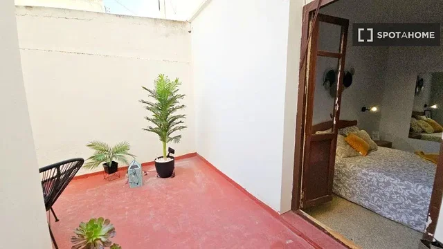 Balkon; přirozené světlo, dřevěná podlaha