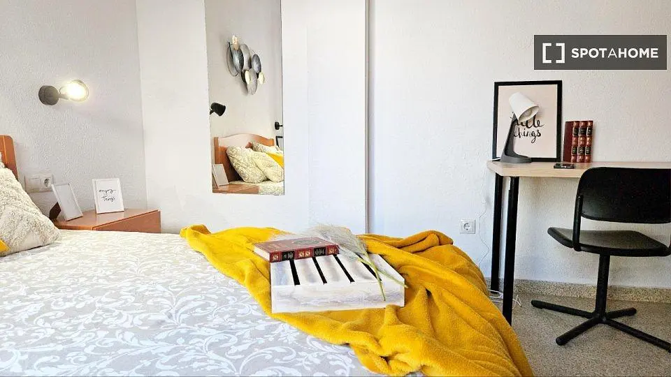 Ložnice; přirozené světlo, moderní styl