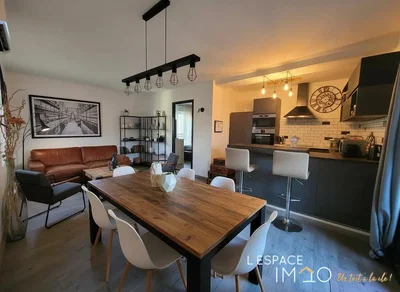 Woonkamer; moderne stijl, houten vloer, natuurlijk licht, keukenapparatuur