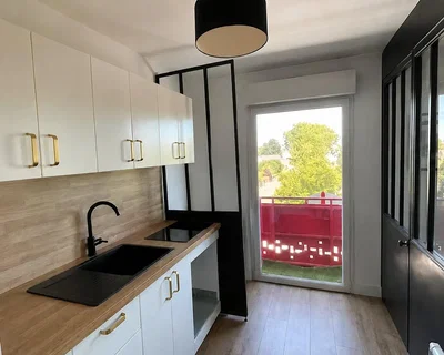 Kuhinja; kuhinjski aparati, drveni pod, prirodno svjetlo, moderni stil