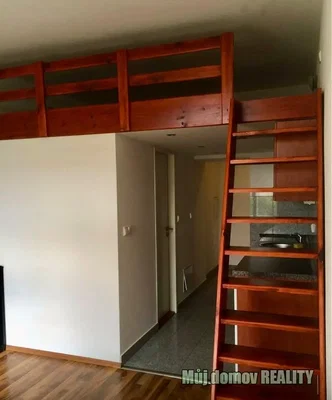 Kinderzimmer; holzboden, holzbalken