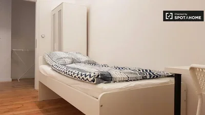 Υπνοδωμάτιο; ξύλινο πάτωμα, φυσικό φως
