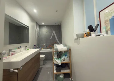 Salle de bain; carrelage, rénové, lumière naturelle