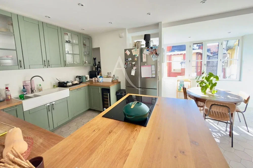Cuisine; électroménager, parquet, lumière naturelle