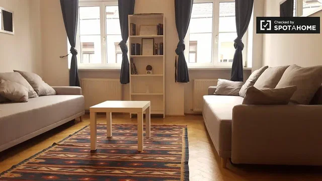 Obývací pokoj; přirozené světlo, dřevěná podlaha