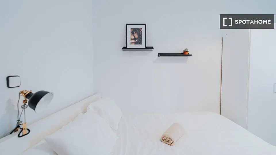 Spavaća soba; prirodno svjetlo, moderni stil