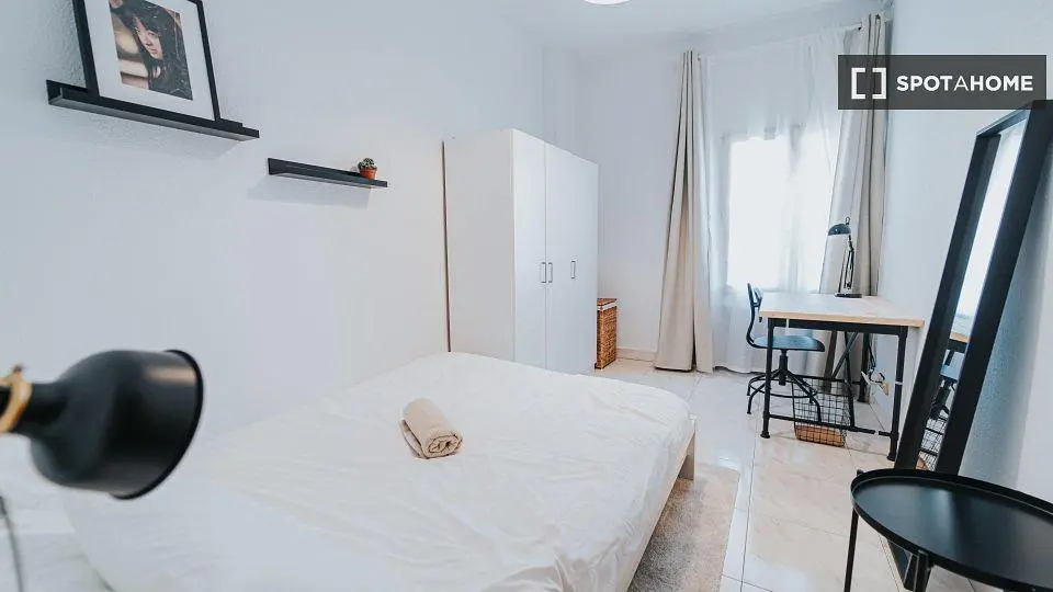Spavaća soba; pločice, prirodno svjetlo