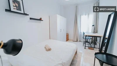 Spavaća soba; pločice, prirodno svjetlo