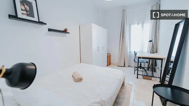 Ložnice; dlažba, přirozené světlo