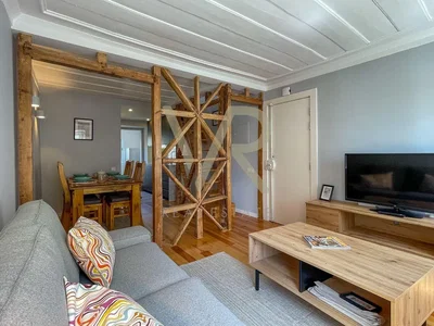 Sala de estar; luz natural, chão de madeira, estilo moderno