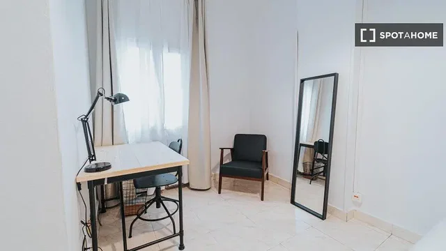 Ložnice; přirozené světlo, dlažba