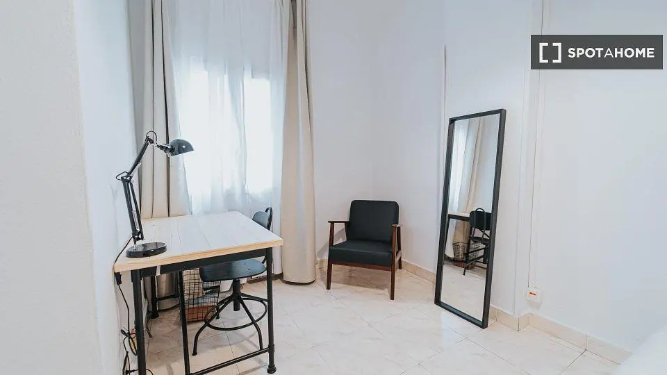 Spavaća soba; prirodno svjetlo, pločice
