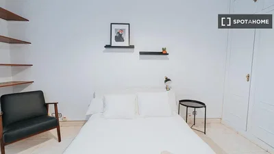 Spavaća soba; prirodno svjetlo, moderni stil
