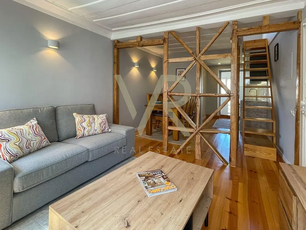 Sala de estar; chão de madeira, luz natural, estilo moderno
