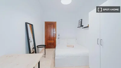 Spavaća soba; prirodno svjetlo, drveni pod
