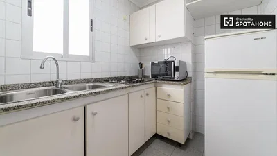 Cuisine; électroménager, carrelage, lumière naturelle